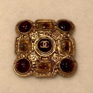 Authentic Chanel Gripoix brooch/pendant